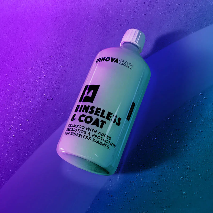 Spray-Applikation von S4 Rinseless & Coat auf Autolack, schnelles Abwischen mit Mikrofasertuch