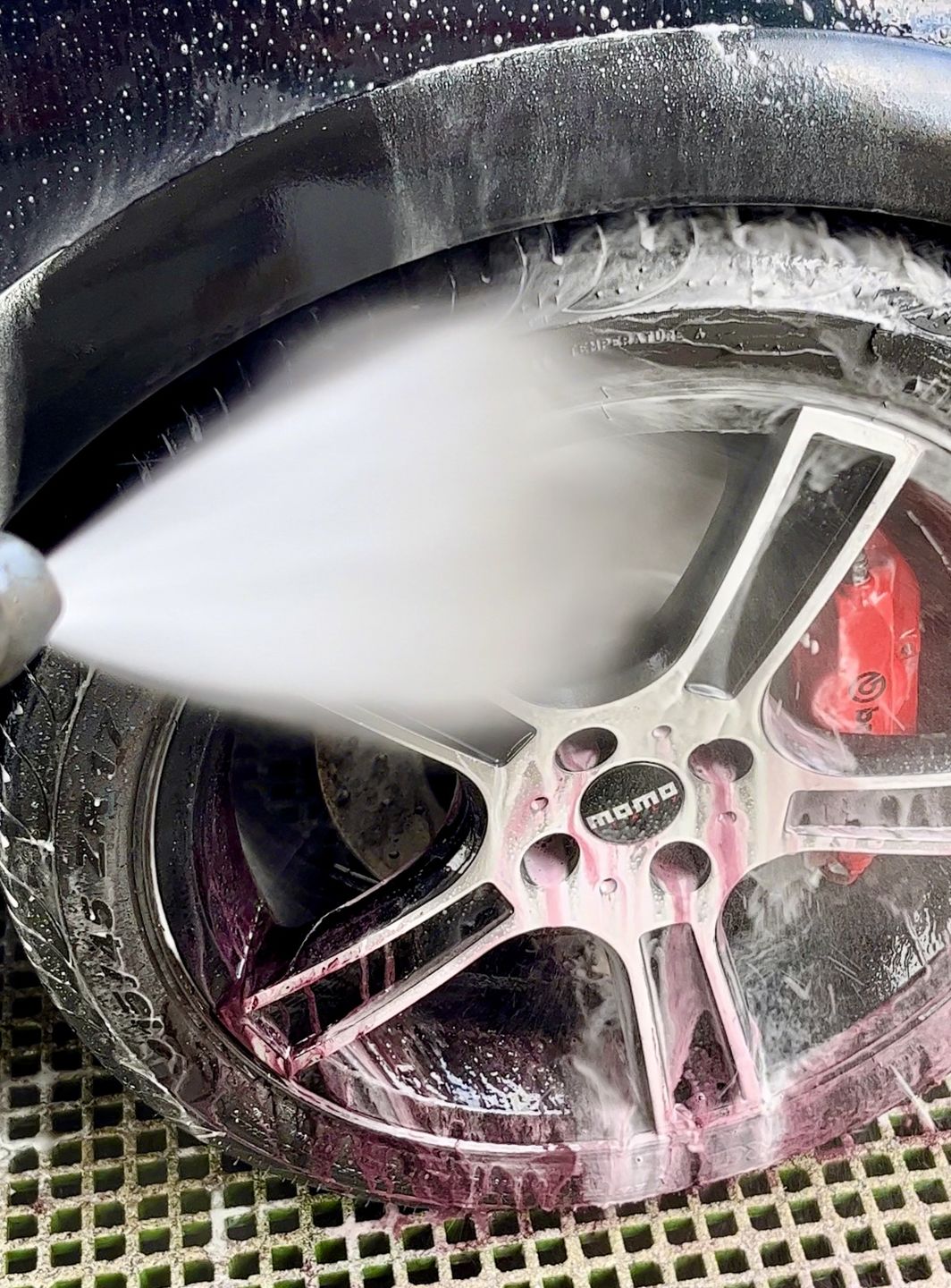 Iron Remover und Dekontaminierer für Felgen, Lack und Autoscheiben – D1 Iron von Innovacar in der Schweiz