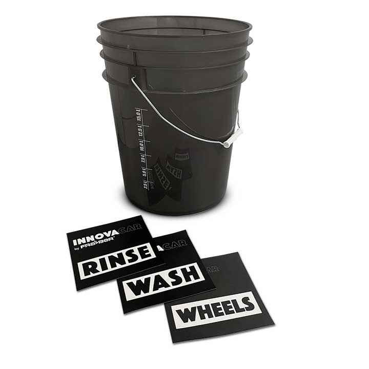 Schwarzer 20-Liter-Eimer mit Etiketten “waschen”, “spülen” und “Rad”